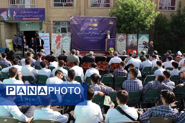 زنگ سپاس معلم در هنرستان احمدی روشن منطقه ۱۴ تهران با حضور وزیر نیرو نواخته شد