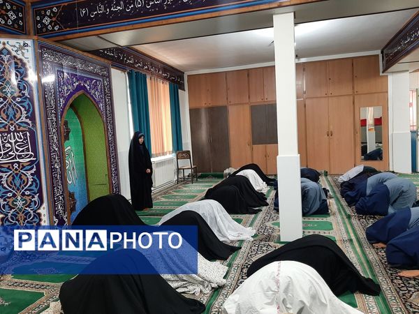 زنگ نیایش همراه با بهار علم و دانش در مدرسه شهید جواهری دو