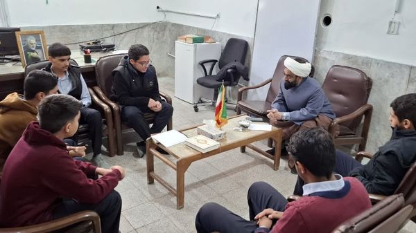 حضور مسئول قرآن و عترت ناحیه یک یزد در صبحگاه قرآنی دبیرستان هفده شهریور