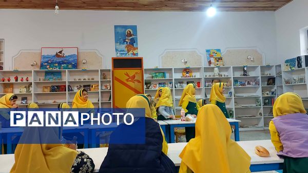 دوستی دانش‌آموزان با کتاب به‌مناسبت هفته‌ کتاب‌ و‌ کتابخانی