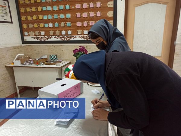 انتخابات شورای دانش آموزی در دبیرستان دخترانه ۱۳ آبان