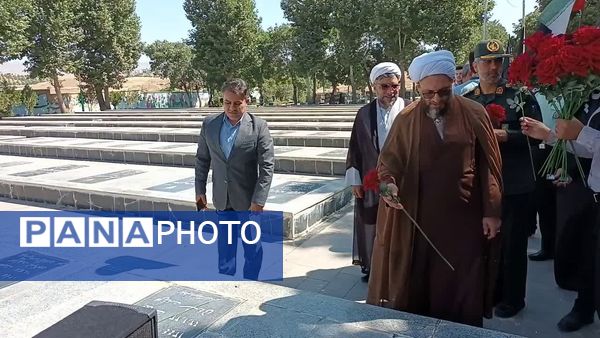 مراسم غبارروبی و عطرافشانی مزار مطهر شهدای اهر به‌مناسبت هفته دولت 