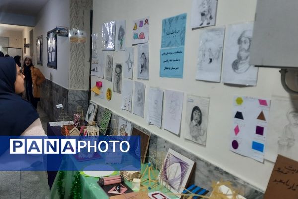 نمایشگاه دست‌سازهای دانش‌آموزان دبیرستان فرهنگیان ناحیه ۷ مشهد 