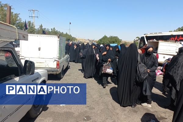 حضور زائران پیاده در جاده غدیر مشهد به نیشابور