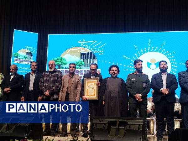 آیین بزرگداشت مردان نامدار با حضور چهره‌های فرهنگی و هنری در فرهنگسرای شهرکرد 