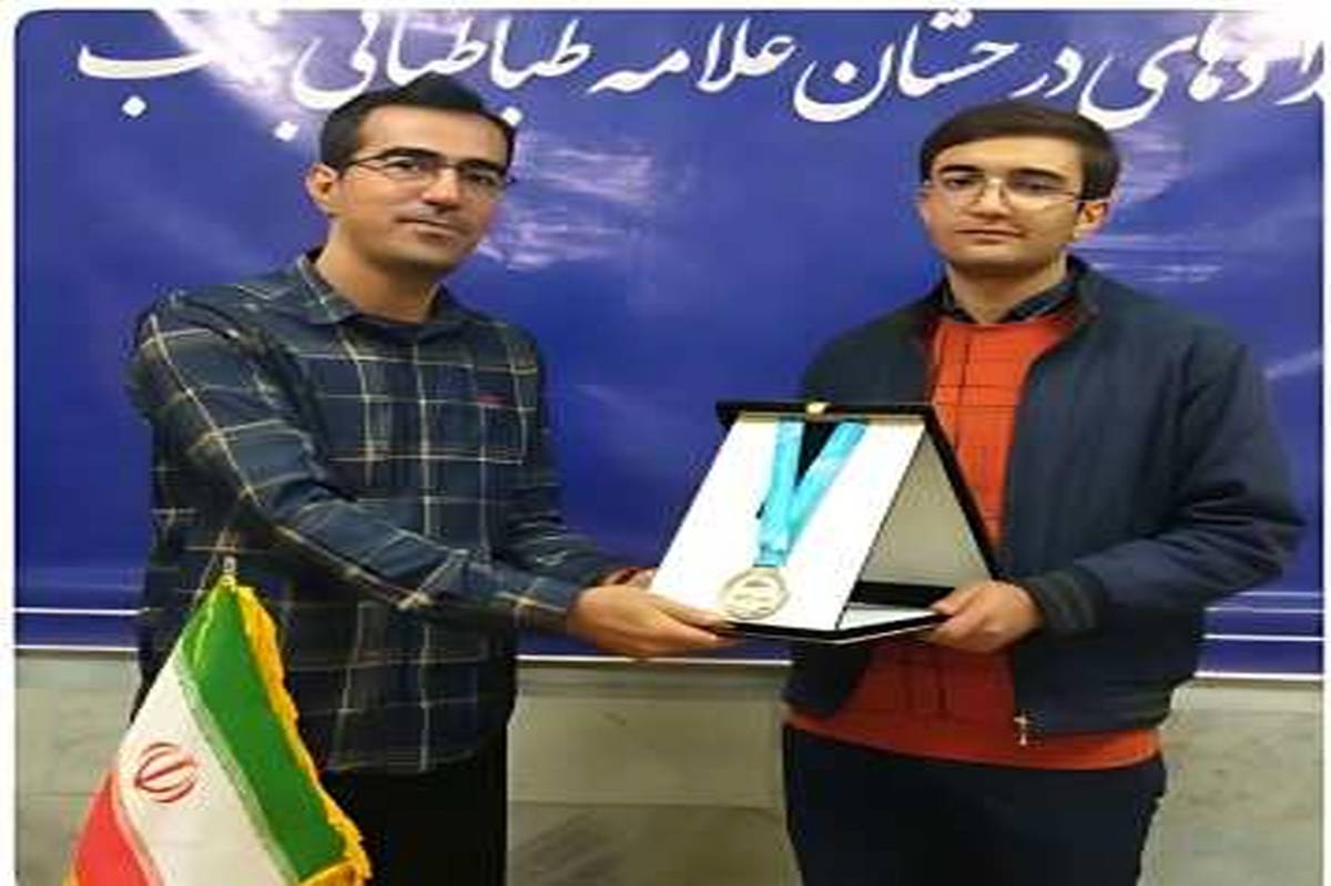 دانشجوی بنابی، مدالهای دوران دانشآموزی را به مدرسه اهدا کرد