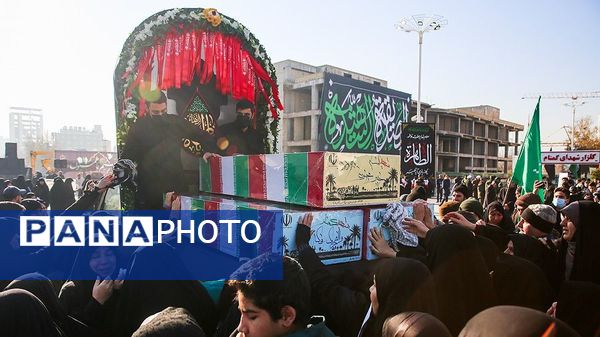 بدرقه پیکر مطهر ۱۳ شهید گمنام در اجتماع عظیم فاطمیون مشهد