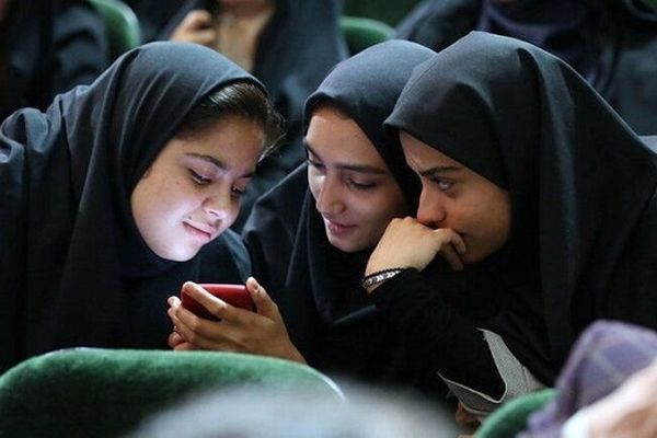 جذابیت شبکه‌های اجتماعی دانش‌آموزان را از منابع اصلی درس غافل می‌کند
