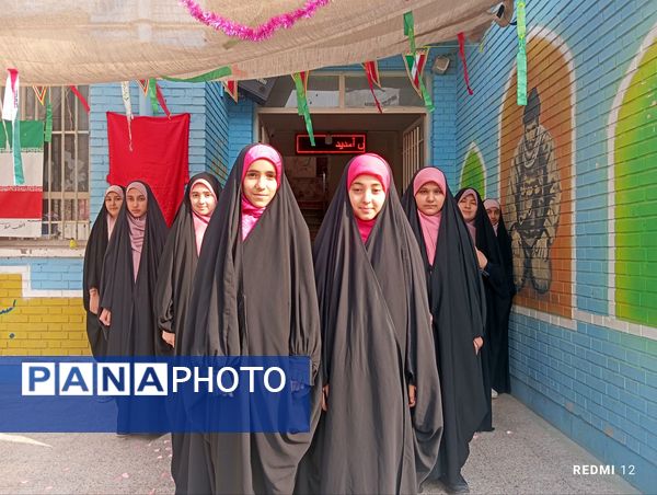 جشن تقدیر پیشتازان برگزیده پویش بوسه بر دستان مادر در دبیرستان دخترانه انقلاب اسلامی 