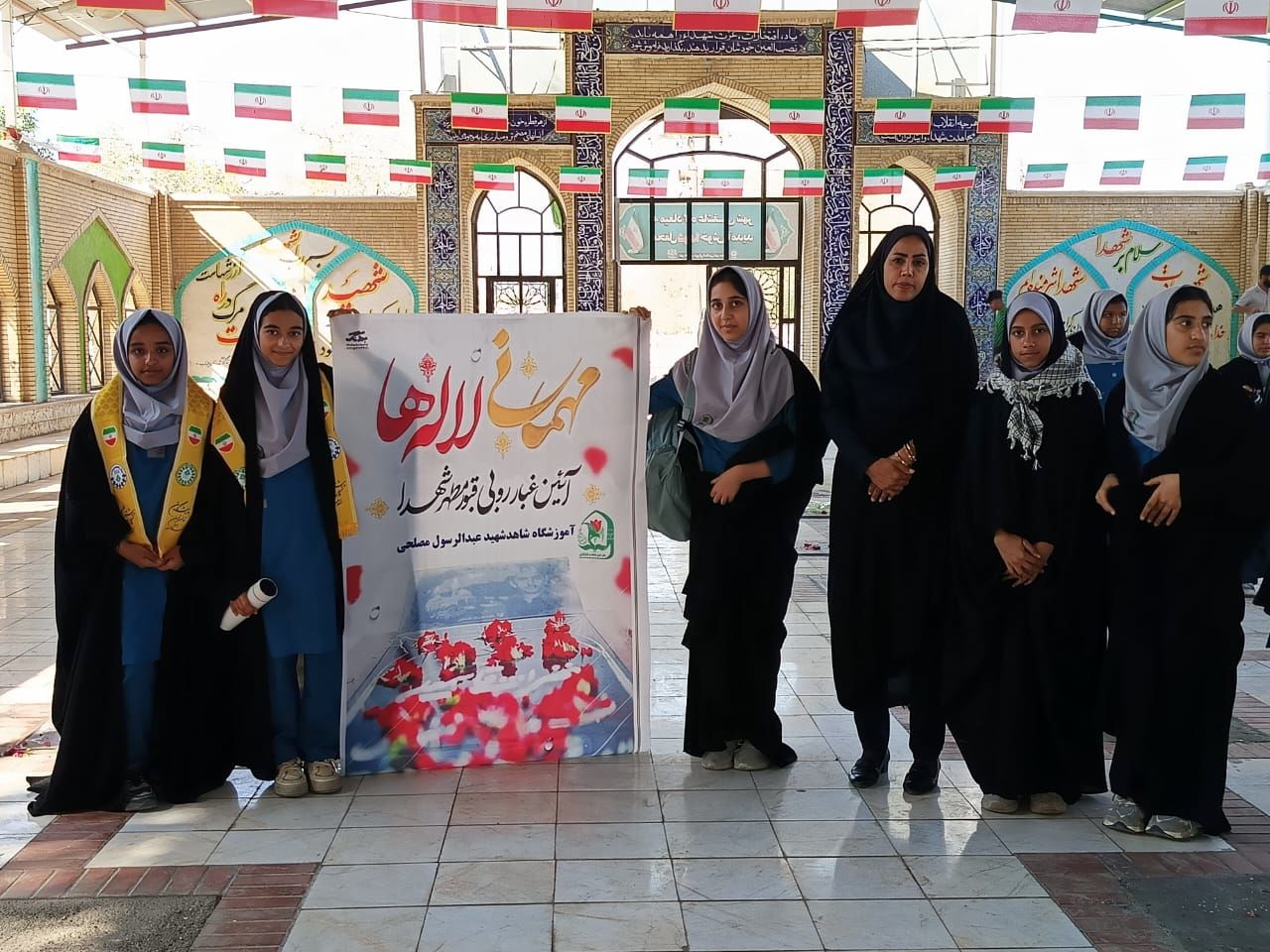 حضور پرشور دانش‌آموزان مینابی در آیین غبارروبی گلزار شهدا 