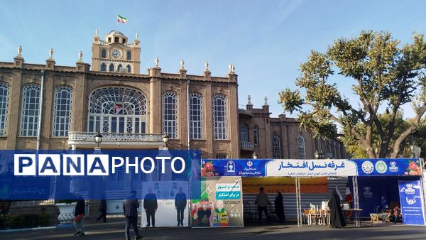 غرفه نسل افتخار سازمان دانش‌آموزی استان آذربایجان شرقی در راهپیمایی ۱۳‌ آبان