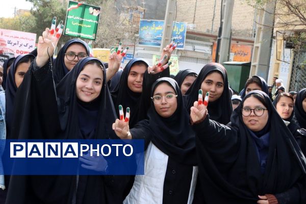 حضور پرشور دانش‌آموزان شهرستان صالح‌آباد در راهپیمایی روز ۱۳ آبان