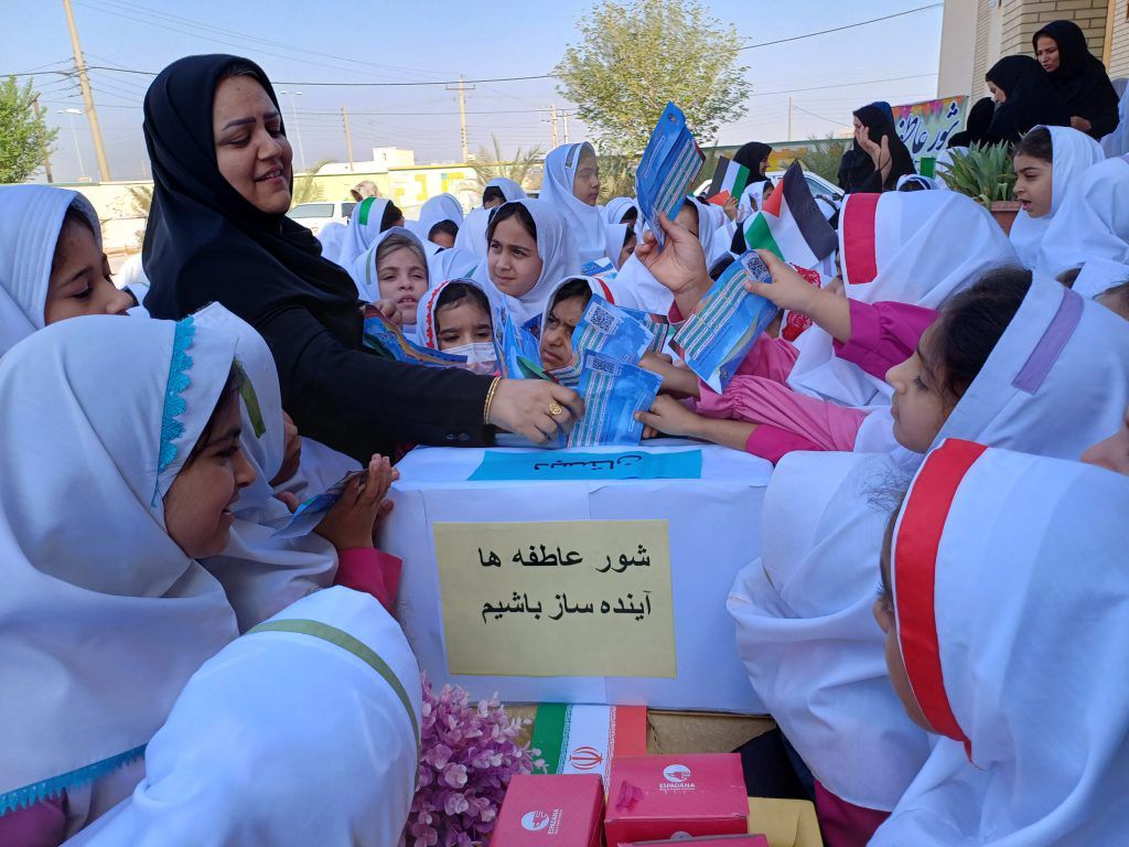 شور عاطفه ها برای کمک به دانش آموزان نیازمند در مدارس شهرستان تنگستان برگزار شد