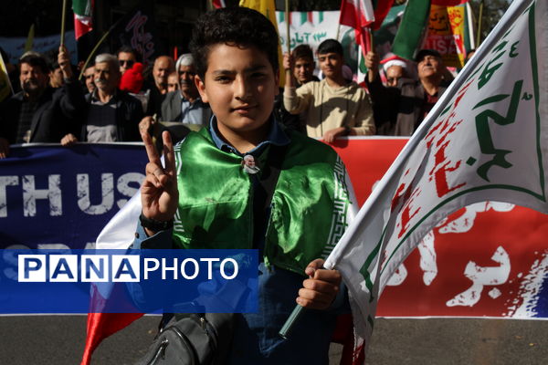 حضور پرشور دانش آموزان زنجانی در راهپیمایی ۱۳ آبان