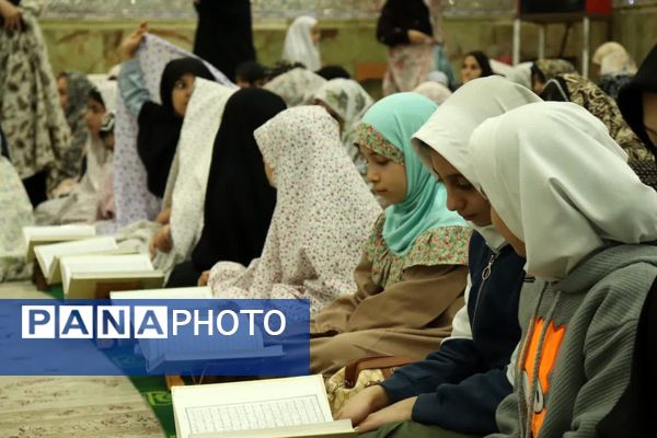 برگزاری محفل انس با قرآن کریم با حضور بیش از ۱۰۰۰ دانش‌آموز دختر روزه اولی در امامزاده بی بی سکینه