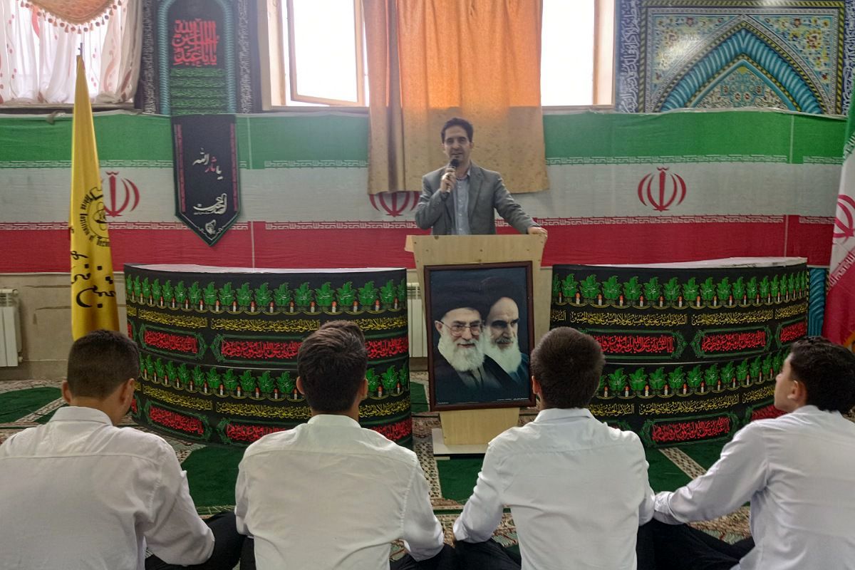 برگزاری مراسم هفته بسیج در هنرستان مجتمع فنی حرفه‌ای تهران در بهارستان‌دو