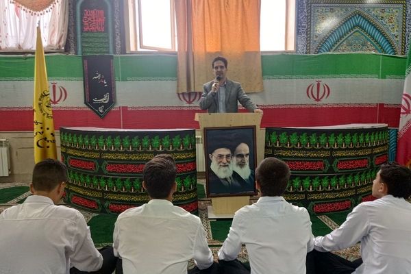 برگزاری مراسم هفته بسیج در هنرستان مجتمع فنی حرفه‌ای تهران در بهارستان‌دو