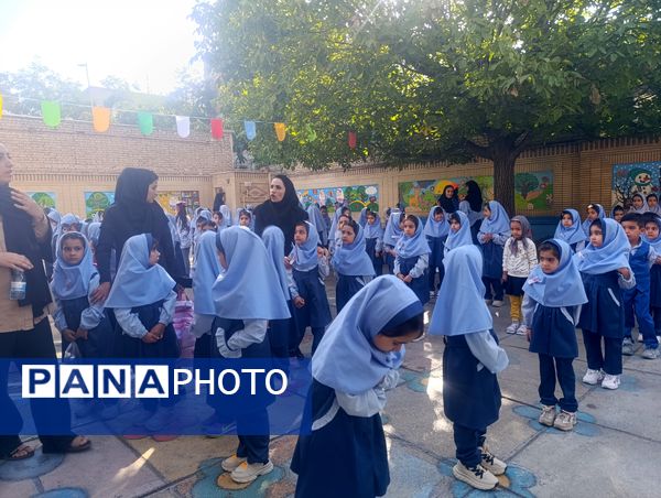 زنگ آغاز مهر در دبستان دخترانه مهر و ماه آشخانه 