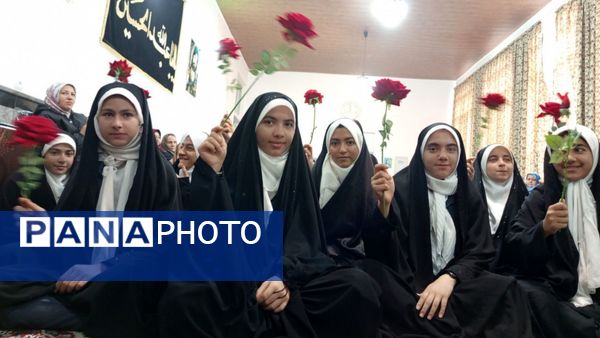 بوسه بر دستان مادر در دبیرستان والدین آناخاتون