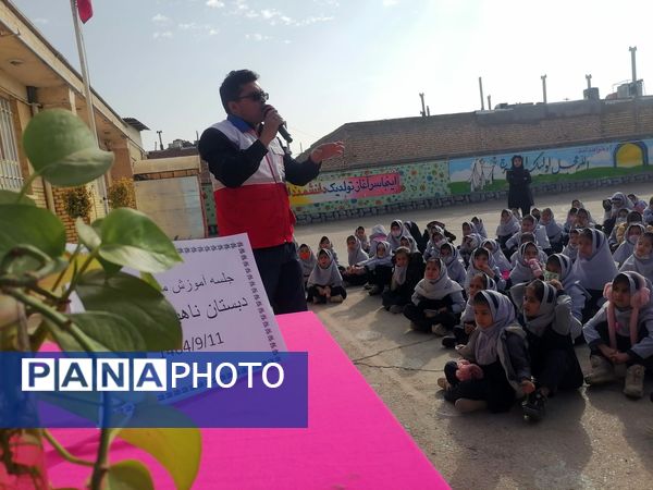  آموزش نحوه پناهگیری وآمادگی برای  مانور زلزله