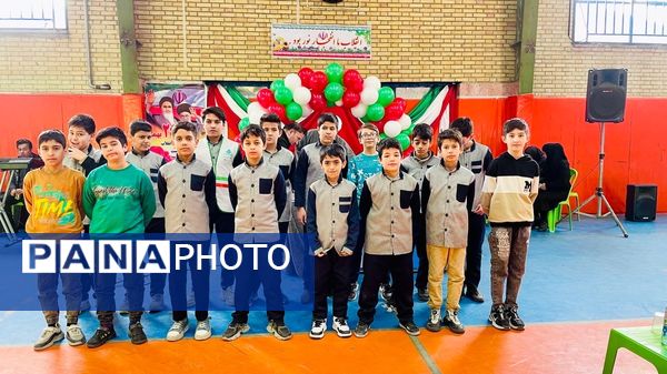 مراسم جشن انقلاب و تقدیر از دانش‌آموزان مقام‌آور مدرسه معلم