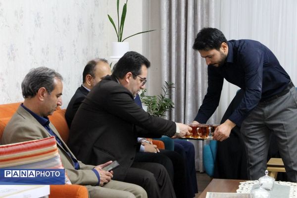 دیدار معاون پرورشی و فرهنگی وزیر آموزش و پرورش با خانواده معلم شهید عبدالله برزگر 