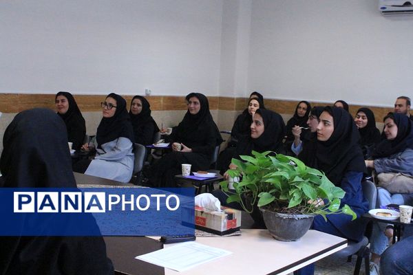  کارگاه دانش‌افزایی زبان انگیلیسی در دبیرستان‌ولایت بهارستان‌دو