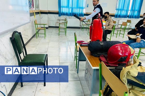  آماده‌سازی مانور زلزله با آموزش آتش‌نشان‌ها در مدرسه نمونه‌دولتی شهید مطهری رباط‌کریم