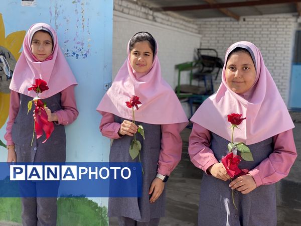 نواختن زنگ جشن نیکوکاری در دبستان زینب قهرمانی مه ولات