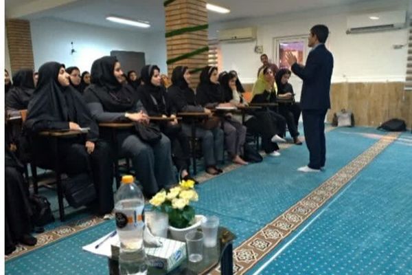 حضور سرگروه‌های استانی ابتدایی در خارگ برای ارتقای کیفیت آموزشی