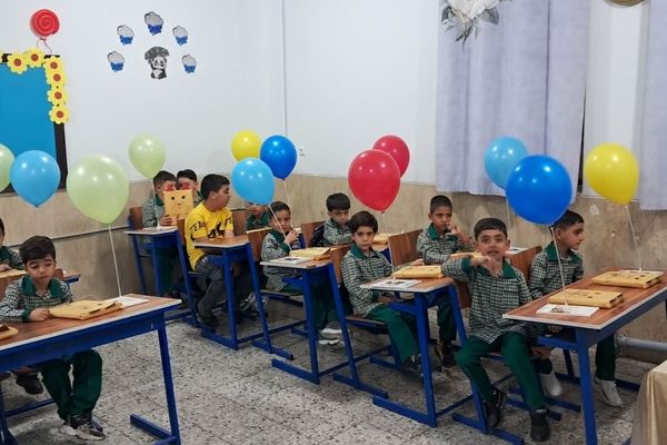 مراسم جشن شکوفه‌ها در مدارس ابرکوه