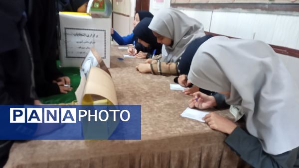 انتخابات شورای دانش آموزی در دبیرستان دخترانه سروقد