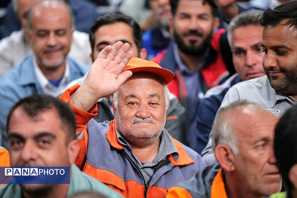 دیدار هزاران نفر از کارگران سراسر کشور با رهبر انقلاب