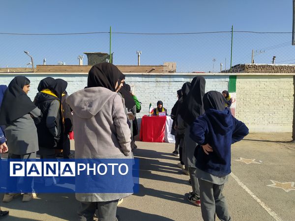 انتخابات شورای دانش آموزی در دبیرستان دخترانه امید 