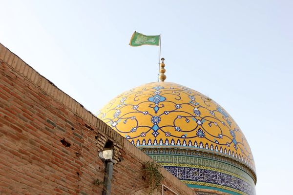 آیین مذهبی تعویض پرچم گنبد حرم مطهر حضرت سلطانعلی ابن امام محمد باقر(ع)