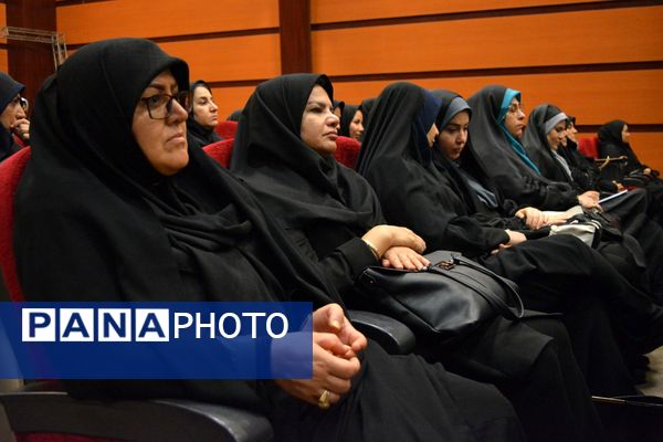 نشست هم‌اندیشی معاونین پرورشی، روحانیون امین و ائمه جماعات در بهارستان‌دو