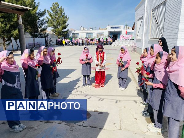 نواختن زنگ جشن نیکوکاری در دبستان زینب قهرمانی مه ولات