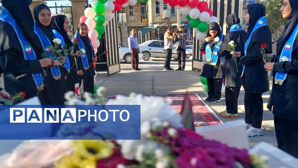 نواختن زنگ استانی مهر، ایثار و مقاومت در مدرسه نمونه دولتی ۹ دی به مناسبت آغاز سال تحصیلی و هفته دفاع مقدس