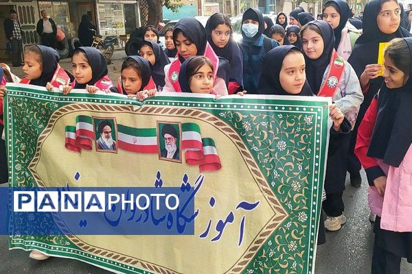 طنین زنگ کتاب در آموزشگاه مهدیزاده؛ آغاز پیاده‌روی فرهنگی تا کتابخانه ۱۵ خرداد پیشوا