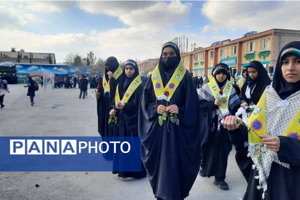 وداع دانش‌آموزان دبیرستان فرهنگیان ناحیه ۷ با شهید گمنام 