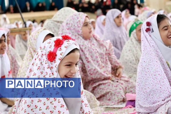  جشن عبادت ۱۵۰۰ دانش‌آموز دختر میبدی در هفته گرامیداشت امور تربیتی و تربیت اسلامی