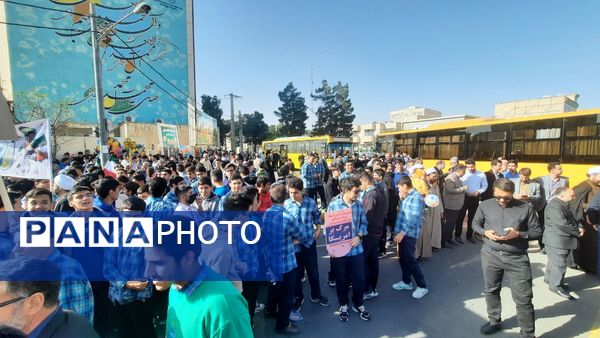 راهپیمایی پرشور دانش آموزان ساوجی در یوم الله ۱۳ آبان