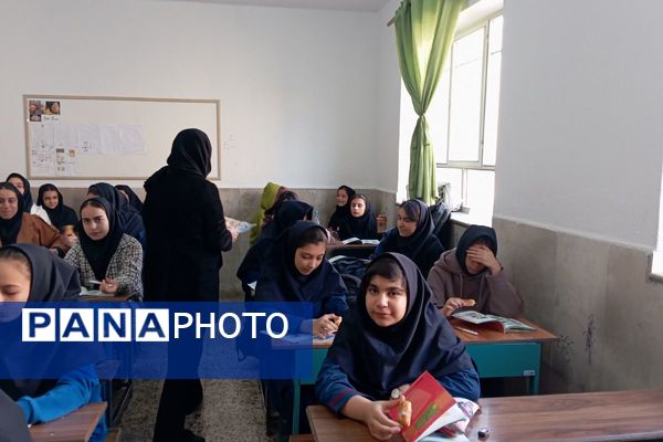 ایستگاه صلواتی دانش‌آموزان دانش‌نیا؛ تجلی ارادت به حضرت فاطمه زهرا(س)