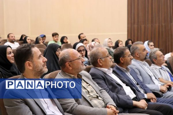 آیین تجلیل از اعضای ستاد سومین جشنواره استانی تئاتر خیابانی کودک و نوجوان‌ در دلیجان