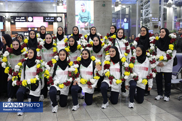 بازگشت طلایی‌پوشان بلندقامت دانش‌آموز ایران با کاپ قهرمانی