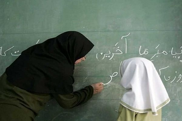 جامعه با قلم و دل معلم ساخته می‌شود