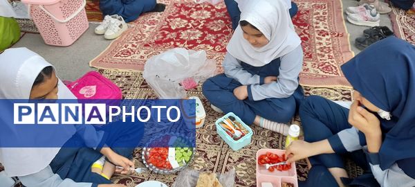 صبحانه سالم به مناسبت هفته سلامت در مدرسه ربابه هاشمیان یزدی شیروان