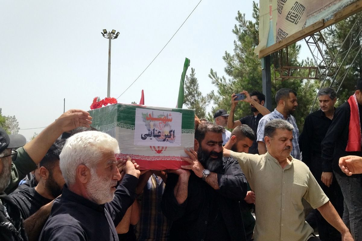 مراسم تشییع پیکر پاک شهید اکبر عنایتی در گلزار شهدای ملارد