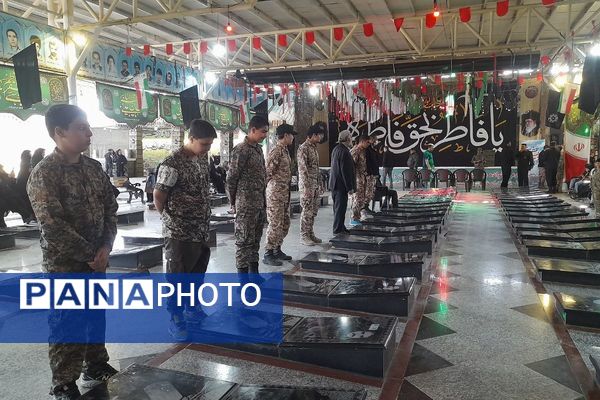 گلباران مزار شهدای ملارد با حضور مسئولان و خانواده‌های معظم شهدا 