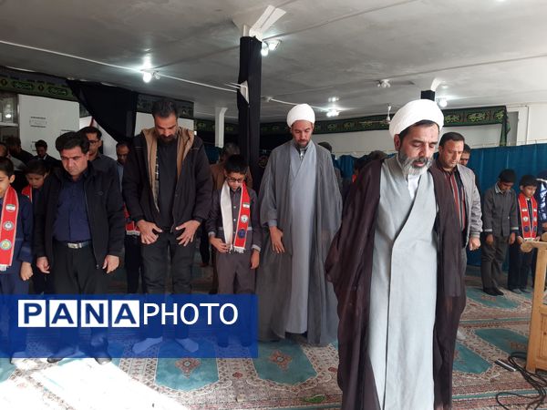 نماز پدر پسری در مدرسه دکتر توسلی